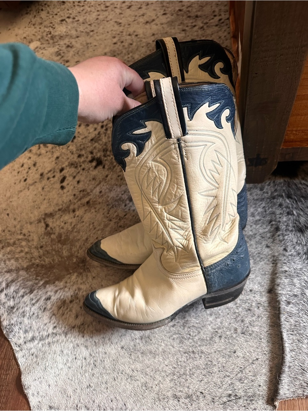Tony Lams Womans cowgirl boots 8.5B Ostrich blue accents